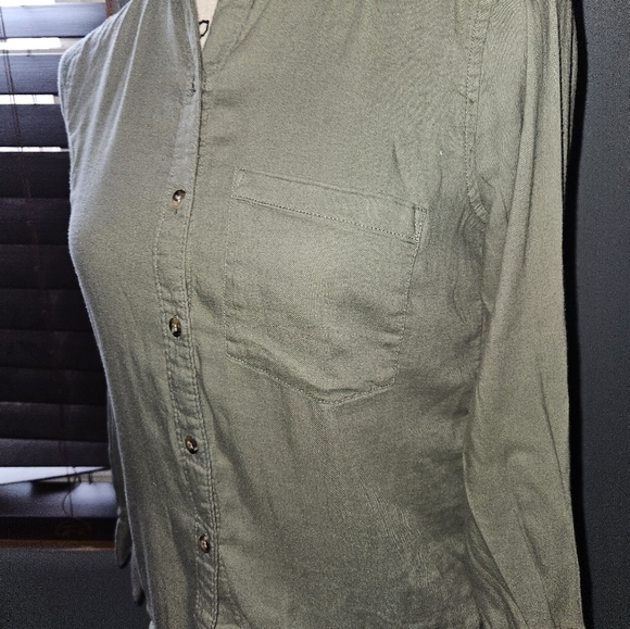 So Womans Green Long Sleeve Button Up Shirt Size XS - Picture 3 of 12